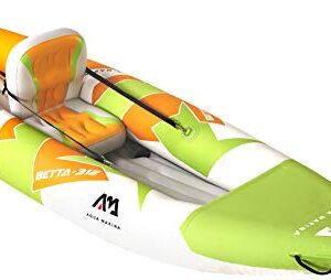 Aquamarina Unisex 1 Posto Kajak auf einem weißen Hintergrund. Das Kajak ist in einer leuchtenden Mischung aus Orange, Grün und Weiß lackiert.