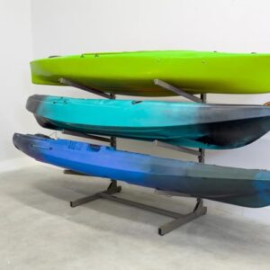 Drei Kajaks in Tealschattierung auf einem freistehenden Lagerregal, geeignet für Innen- und Außenbereich